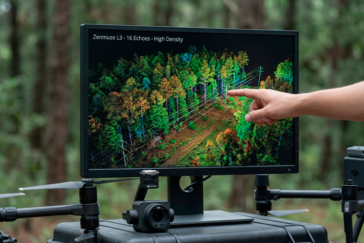 Monitor de campo mostrando nube de puntos LiDAR de alta densidad capturada con Zenmuse L3 y sus múltiples ecos.