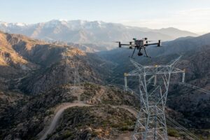 Inspección de líneas eléctricas con drones en infraestructura eléctrica